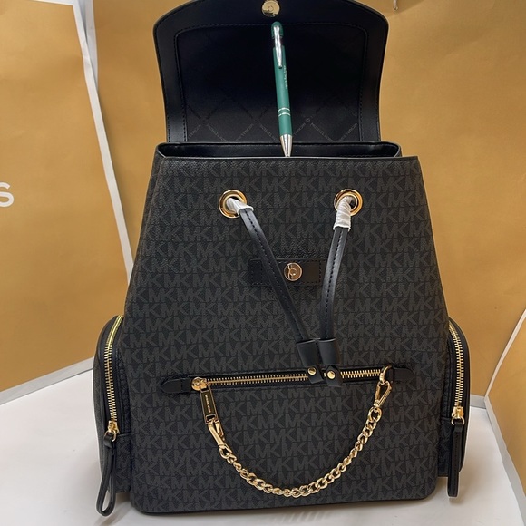 MICHAEL KORS
Jet Set Large Logo Backpack
COLOR BLACK
NWT - Picture 12 of 16